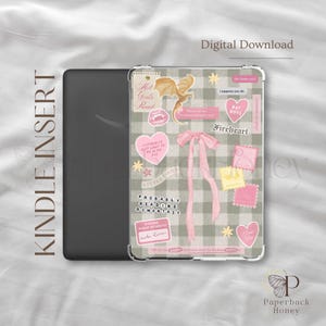 Op de afbeelding: Een Kindle-inzetstuk met een transparante hoes met een ruitpatroon en diverse stickers. Stickers zijn onder meer een roze strik, harten, sterren en tekst met de tekst "Hot Girls Read", "Rat Boys" en "Probably Reading Romantasy."