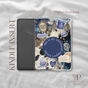 Könnte beinhalten: Ein digitaler Download für eine Kindle-Hülle mit einer Collage von Bildern auf dunkelblauem Hintergrund. Die Bilder beinhalten einen Schädel, einen Raben, ein Herz, eine Fledermaus, einen Mond, Sterne und Text, der "This is my emotional support kindle" lautet.