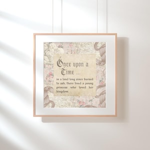Może przedstawiać: Oprawiony wydruk z jasną drewnianą ramą. Grafika przedstawia projekt w stylu vintage z tekstem "Once upon a Time..." i cytatem o księżniczce. Tło zawiera elementy kwiatowe i skryptowe.