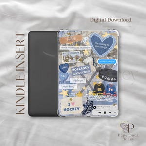 Può includere: Una custodia trasparente per Kindle con un design a collage. Il design include testo, cuori, stelle ed elementi a tema hockey. Sono visibili frasi come "I'm coming to the cottage" e "I love hockey". La custodia è accanto a un Kindle nero.