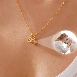 Collar de proyección personalizado con letra, collar con foto inicial, joyería con imagen, collar con inicial e imagen, regalo de Navidad para ella