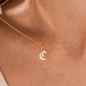 Collar con inicial en inglés antiguo personalizado, collar con letra en inglés antiguo hecho a mano, collar con inicial, collar con letra inicial gótica personalizada