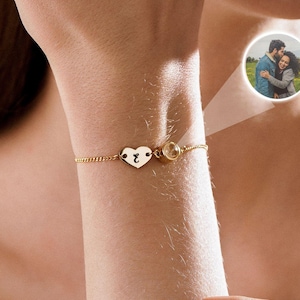 Pulsera con dijes de corazón personalizados, pulsera con letra inicial personalizada, joyería minimalista con foto conmemorativa, regalo para el Día de la Madre.