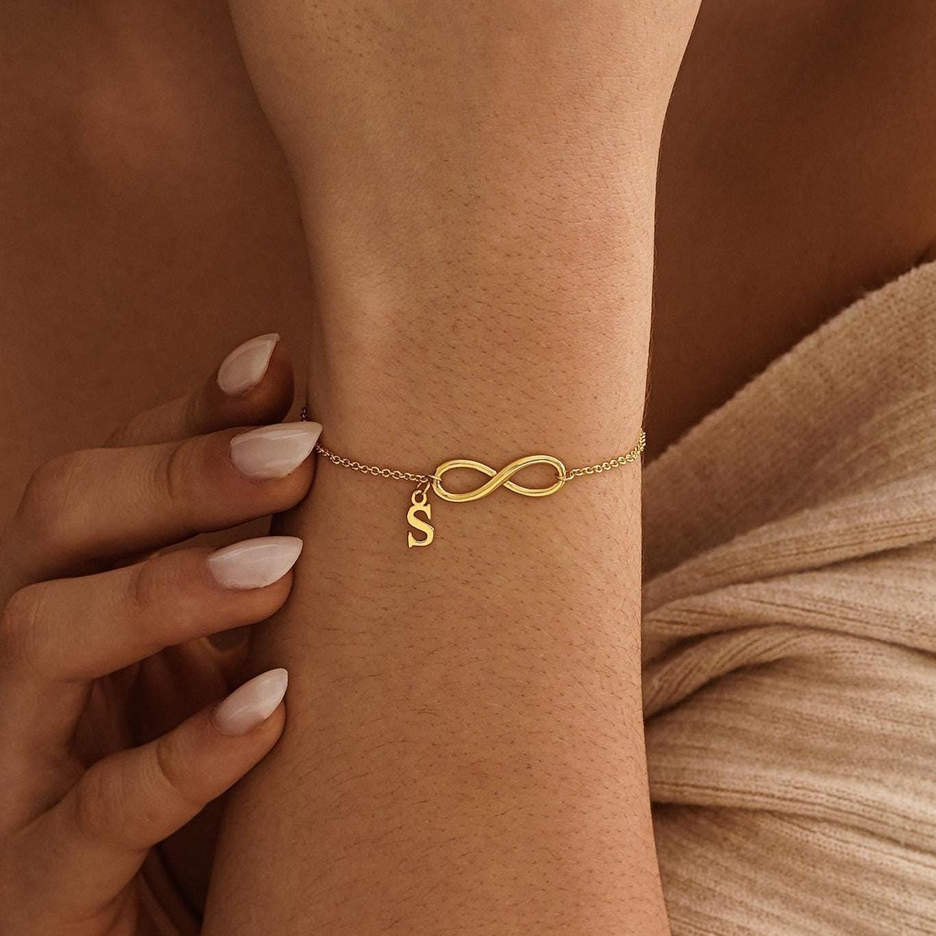 Bracciale con ciondolo a forma di zampa e simbolo dell'infino