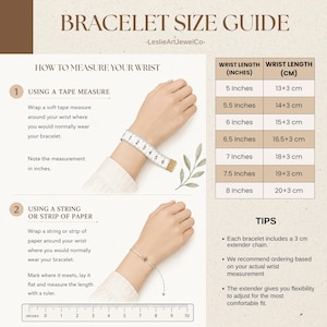 Pode incluir: Um guia de tamanhos de pulseira intitulado BRACELET SIZE GUIDE da LeslieArtJewelCo. Inclui instru&ccedil;&otilde;es para medir o pulso com uma fita m&eacute;trica ou cord&atilde;o, uma tabela de convers&atilde;o de polegadas para cent&iacute;metros e dicas sobre uma corrente extensora de 3 cm.