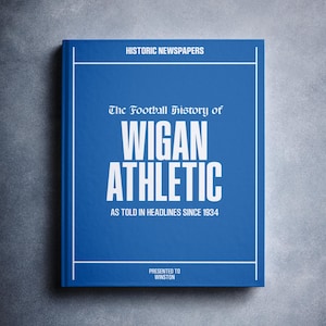 Wigan Athletic Fußball Geschenk - Geschichte des Brick Community Stadions in den Zeitungsschlagzeilen - Personalisiertes Latik Geschenk - Name auf dem Cover gedruckt