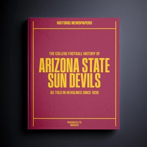 Peut inclure: Un livre marron avec des lettres et des bordures dorées. Le titre indique "The College Football History of Arizona State Sun Devils" et "As Told in Headlines Since 1936." Le livre est présenté à Marcus.