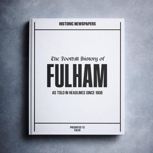 Könnte beinhalten: Ein weißes Buch mit schwarzem Text mit dem Titel "The Football History of FULHAM AS TOLD IN HEADLINES SINCE 1908". Das Buch wird Caleb überreicht.