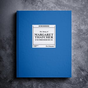 Może przedstawiać: Niebieska książka w twardej oprawie z tytułem "The Story of Margaret Thatcher" i podtytułem "As Told Through Headlines 1959-2013". Książka została wydana przez The Telegraph.
