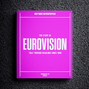 Puede incluir: Un libro rosa con el título "The Story of Eurovision" y el subtítulo "Told Through Headlines Since 1959". El libro está dedicado a Stacey.