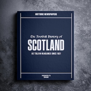 Może przedstawiać: Twarda okładka książki w kolorze granatowym z białym tekstem, który brzmi "Historic Newspapers The Football History of SCOTLAND AS TOLD IN HEADLINES SINCE 1921 PRESENTED TO GRAEME".