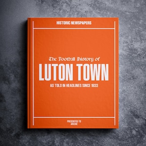 Luton Town Football Geschenk - Kenilwertige Road Geschichte in den Schlagzeilen - Personalisiertes Hutmacher Fan Geschenk - Name auf dem Cover gedruckt