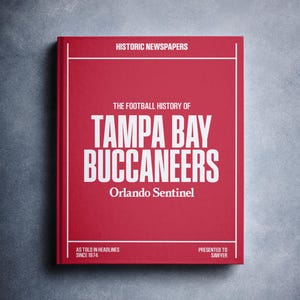 Peut inclure: Un livre rouge intitulé "The Football History of Tampa Bay Buccaneers" par l'Orlando Sentinel. Le livre fait partie d'une série appelée "Historic Newspapers" et porte le titre "As Told in Headlines Since 1974".