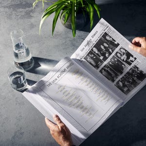 Puede incluir: Una persona leyendo un peri&oacute;dico titulado "The 16th Academy Awards" con una lista de ganadores. El peri&oacute;dico est&aacute; abierto en una p&aacute;gina con fotos de los ganadores del "Los Angeles Times" fechado el 29 de marzo de 1944.