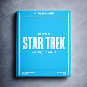Puede incluir: Un libro azul con el título "The Story of Star Trek" en texto blanco. El libro es una colección de titulares del Los Angeles Times sobre Star Trek, contados en titulares desde 1966. El libro se presenta a Chad.