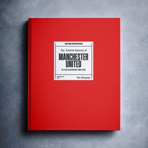 Puede incluir: Un libro rojo de tapa dura con una etiqueta blanca en la portada. La etiqueta dice "HISTORIC NEWSPAPERS" y "The Football History of MANCHESTER UNITED AS TOLD IN HEADLINES SINCE 1882" con "The Telegraph" en la parte inferior.