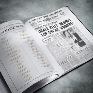 Puede incluir: Una p&aacute;gina de peri&oacute;dico en blanco y negro con el titular "GRACE KELLY, BRANDO TOP OSCAR WINNERS!" El peri&oacute;dico est&aacute; abierto en una p&aacute;gina con una foto de Grace Kelly y Marlon Brando. El titular "IKE HITS NAVY CHIEF WAR FORECAST" tambi&eacute;n es visible.