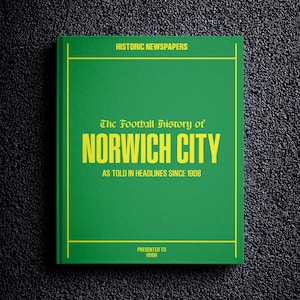 以下が含まれることがあります： 黄色い文字で「The Football History of Norwich City」というタイトルが書かれた緑色の本。副題は「As Told in Headlines Since 1908」。この本はヒューに贈られたものです。
