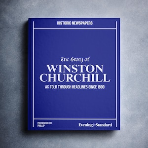 Peut inclure: Un livre bleu avec le titre "The Story of Winston Churchill" et le sous-titre "As Told Through Headlines Since 1899". Le livre est présenté à Phillip et publié par Evening Standard.