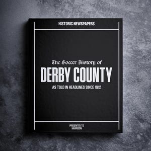 Może przedstawiać: Czarna książka z białym tekstem na okładce. Tytuł to "The Soccer History of Derby County", a podtytuł to "As Told in Headlines Since 1912". Książka jest dedykowana Harrisonowi.
