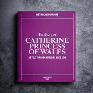Puede incluir: Un libro morado titulado "The Story of Catherine Princess of Wales" con el subtítulo "As Told Through Headlines Since 2010". El libro está dedicado a Eliza.