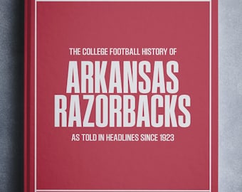 Regalo Arkansas Razorback - Libro sulla storia del football universitario NCAA nei titoli dei giornali - Articolo personalizzato per i fan dei Razorback - Nome stampato sulla copertina