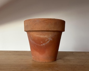 Una maceta de terracota antigua de la década de 1920 de 7 pulgadas