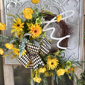Corona de girasoles para puerta de entrada con letrero "Hola" - Corona floral amarilla con lazo a cuadros, corona de vid de verano, decoración primaveral para el hogar, sol