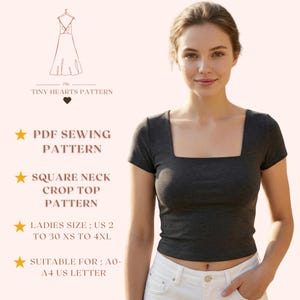 Peut inclure: Un haut court à col carré gris foncé. L'image comprend également le texte : "The Tiny Hearts Pattern", "PDF Sewing Pattern", "Square Neck Crop Top Pattern", "Ladies Size; US 2 to 30 XS to 4XL", et "Suitable for; A0-A4 US Letter".