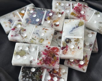 Ensemble de domino avec fruits secs et fleurs, créez votre cadeau personnalisé : choisissez les couleurs, les détails et plus encore ! Chaque article est fait main et unique.