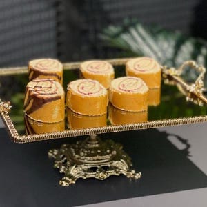 Gold Pedestal Mirror Tray: Elegant Cake & Dessert Stand
