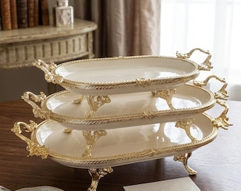 Keramisch dienblad op voet in vintagestijl met antieke, zilveren en gouden accenten – elegant presentatiebord voor eettafeldecor