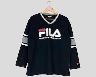 Vintage seltene FILA Sweatshirt mit V-Ausschnitt Gestreift am Ärmel Großes Logo Fila Pullover Pullover Fila Pullover Schwarz Farbe Unisex 3Extra Large Größe