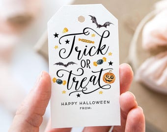 Puede incluir: Etiqueta de regalo blanca con texto negro que dice "Trick or Treat" con un murciélago negro, maíz dulce y una calabaza. La etiqueta también dice "Happy Halloween from:"