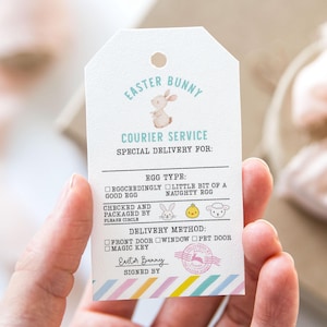 Może przedstawiać: Biała etykieta z niebiesko-różową paskowaną obwódką. Etykieta przedstawia kreskówkowego królika z tekstem "Easter Bunny Courier Service" i "Special Delivery For:". Są pola wyboru dla "Rodzaju jajka" i "Metody dostawy" z opcjami "Eggceedingly Good Egg", "Little Bit of a Naughty Egg", "Drzwi wejściowe", "Okno" i "Drzwi dla zwierząt domowych". Etykieta jest podpisana "Easter Bunny".