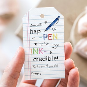 Tag "You Just Happen To Be Ink-credible", tag stampabili per bomboniere di fine anno scolastico, tag regalo per apprezzamento dell'insegnante con penna e blocco note