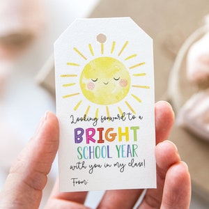 Ansiosos por um ano letivo brilhante com você na minha classe, etiquetas para lembrancinhas do primeiro dia de aula para impressão, etiqueta para presente de volta às aulas