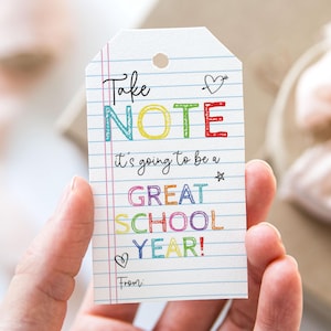 Prenez note que ça va être une grande étiquette d'année scolaire, étiquettes de faveur imprimables de premier jour d'école, étiquette-cadeau de bloc-notes de retour à l'école