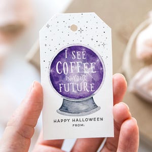 Widzę kawę w Twojej przyszłej szklanej kuli, etykieta, wydrukowane etykiety na upominki na Halloween, etykieta na prezent na Halloween dla nauczycieli