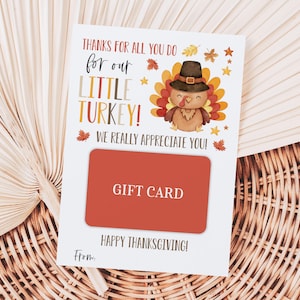 Obrigado por tudo o que você faz pelo nosso pequeno peru, porta-cartão de presente de feliz dia de ação de graças, etiquetas para lembrancinhas de outono para impressão, etiqueta para presente de agradecimento ao professor