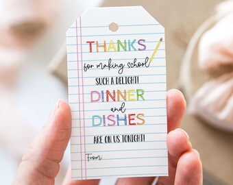 Peut inclure: Une étiquette en papier blanc avec un motif de papier de cahier. L'étiquette porte le texte "THANKS for making school SUCH A DELIGHT! DINNER and DISHES ARE ON US TONIGHT!" en lettres colorées. Un crayon jaune est dessiné sur le côté droit.