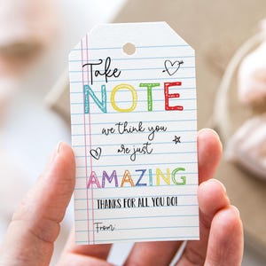 Prendi nota, pensiamo che tu sia semplicemente fantastico, tag stampabili per bomboniere di fine anno scolastico, tag regalo di apprezzamento per l'insegnante con blocco note