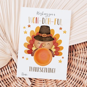 ¡Te deseo un feliz Día de Acción de Gracias! Porta plastilina, etiquetas imprimibles para recuerdos de otoño, etiqueta de regalo de Acción de Gracias con un lindo pavo de plastilina.