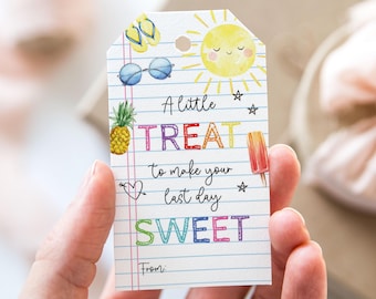 Op de afbeelding: Een cadeau-label met een zomerthema. Het label bevat illustraties van zonnebrillen, slippers, een ananas, een ijsje en een lachende zon. De tekst luidt: "A little TREAT to make your last day SWEET."