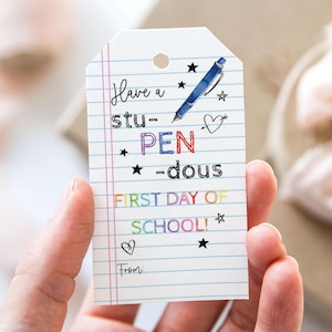 Passez une belle étiquette pour la rentrée des classes, étiquettes de faveur à imprimer pour la première journée d'école, étiquette-cadeau pour la rentrée scolaire avec stylo bloc-notes