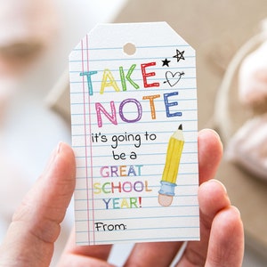 Prenez note que ça va être une grande étiquette d'année scolaire, étiquettes de faveur imprimables de premier jour d'école, étiquette-cadeau de bloc-notes crayon de retour à l'école