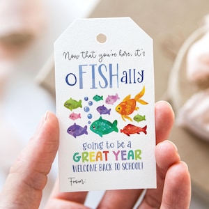 Teraz, gdy jesteś tutaj, to O-Fish-Ally będzie świetnym rokiem, etykieta, drukowane etykiety na prezenty z okazji pierwszego dnia szkoły, etykieta na prezent z okazji powrotu do szkoły z rybą