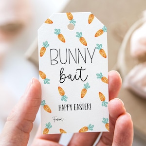 Könnte beinhalten: Weißer Geschenkanhänger mit Karottenmuster und dem Text "Bunny bait Happy Easter! From:".