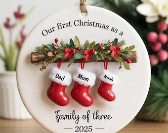 Adorno navideño de cerámica "Familia de tres", adorno "Nuestra primera Navidad 2025", adorno familiar personalizado, recuerdo navideño