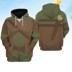 Op de afbeelding: Een hoodie met een fantasiethema. De voorkant heeft een groen en bruin kleurenschema met een borstriem en een ronde gesp. De achterkant van de hoodie heeft een koker met pijlen. Het ontwerp is gedrukt op de voor- en achterkant van de hoodie.